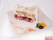 Tort Pavlova cu bezea si fructe de padure